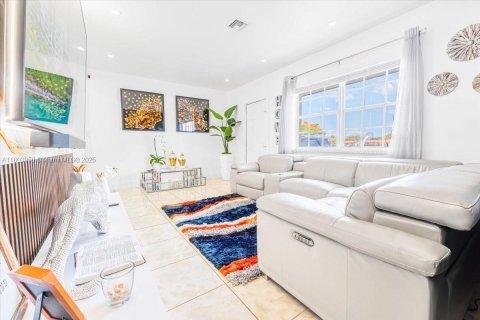 House in Miami, Florida 4 bedrooms, 139.35 sq.m. № 1700897 - photo 9