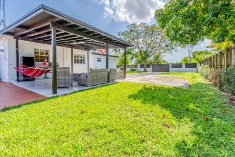 House in Miami, Florida 4 bedrooms, 139.35 sq.m. № 1700897 - photo 19