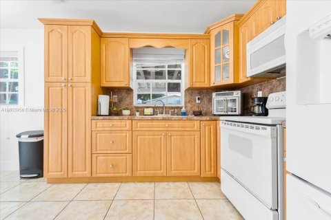 House in Miami, Florida 4 bedrooms, 139.35 sq.m. № 1700897 - photo 26