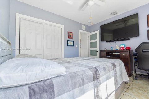 House in Miami, Florida 4 bedrooms, 139.35 sq.m. № 1700897 - photo 15