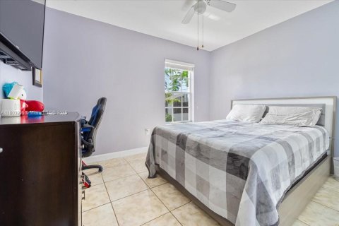 House in Miami, Florida 4 bedrooms, 139.35 sq.m. № 1700897 - photo 14