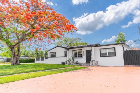 House in Miami, Florida 4 bedrooms, 139.35 sq.m. № 1700897 - photo 3