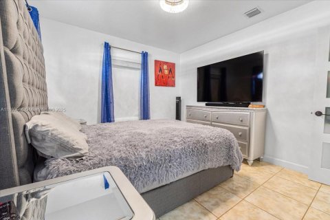 House in Miami, Florida 4 bedrooms, 139.35 sq.m. № 1700897 - photo 10