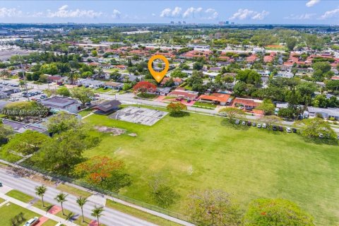 House in Miami, Florida 4 bedrooms, 139.35 sq.m. № 1700897 - photo 5
