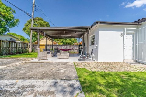House in Miami, Florida 4 bedrooms, 139.35 sq.m. № 1700897 - photo 22