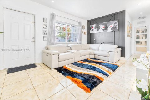 House in Miami, Florida 4 bedrooms, 139.35 sq.m. № 1700897 - photo 7