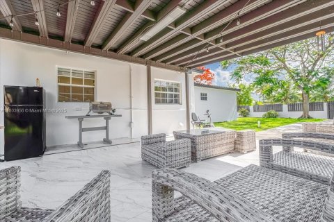 House in Miami, Florida 4 bedrooms, 139.35 sq.m. № 1700897 - photo 20
