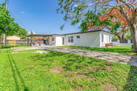 House in Miami, Florida 4 bedrooms, 139.35 sq.m. № 1700897 - photo 23