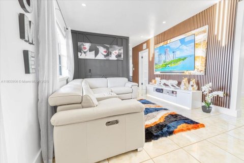 House in Miami, Florida 4 bedrooms, 139.35 sq.m. № 1700897 - photo 8