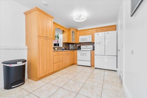 House in Miami, Florida 4 bedrooms, 139.35 sq.m. № 1700897 - photo 27