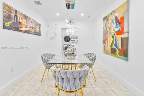 House in Miami, Florida 4 bedrooms, 139.35 sq.m. № 1700897 - photo 28