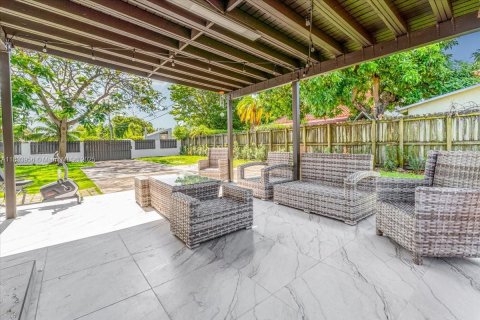 House in Miami, Florida 4 bedrooms, 139.35 sq.m. № 1700897 - photo 21