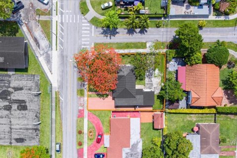 House in Miami, Florida 4 bedrooms, 139.35 sq.m. № 1700897 - photo 6