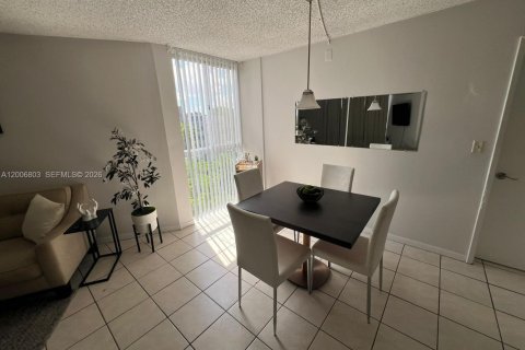 Copropriété à louer à Hialeah, Floride: 2 chambres, 87.24 m2 № 2179525 - photo 5