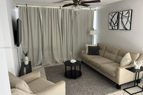 Copropriété à louer à Hialeah, Floride: 2 chambres, 87.24 m2 № 2179525 - photo 6
