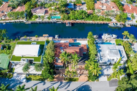 House in Fort Lauderdale, Florida 4 bedrooms, 351.54 sq.m. № 1993654 - photo 11