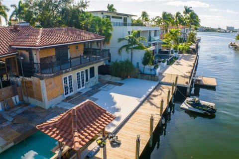 House in Fort Lauderdale, Florida 4 bedrooms, 351.54 sq.m. № 1993654 - photo 9