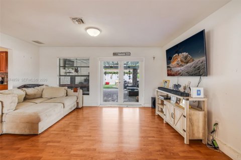 Villa ou maison à vendre à Miami, Floride: 4 chambres, 168.15 m2 № 2036133 - photo 24