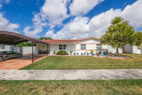 Villa ou maison à vendre à Miami, Floride: 4 chambres, 168.15 m2 № 2036133 - photo 2