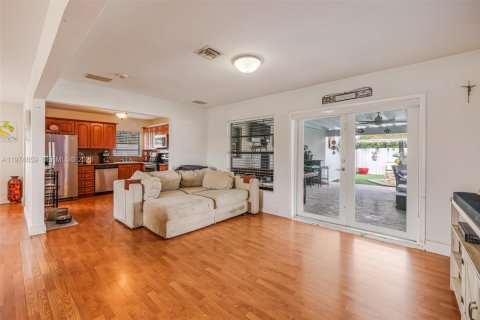 Villa ou maison à vendre à Miami, Floride: 4 chambres, 168.15 m2 № 2036133 - photo 23