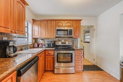 Villa ou maison à vendre à Miami, Floride: 4 chambres, 168.15 m2 № 2036133 - photo 21