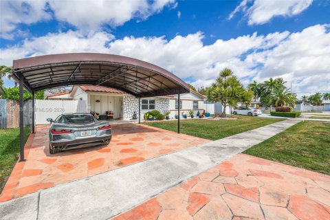 Villa ou maison à vendre à Miami, Floride: 4 chambres, 168.15 m2 № 2036133 - photo 4