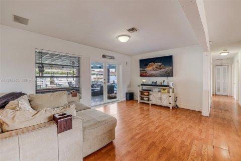 Villa ou maison à vendre à Miami, Floride: 4 chambres, 168.15 m2 № 2036133 - photo 22