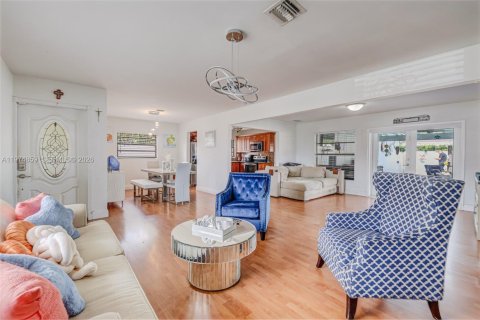 Villa ou maison à vendre à Miami, Floride: 4 chambres, 168.15 m2 № 2036133 - photo 10