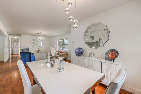 Villa ou maison à vendre à Miami, Floride: 4 chambres, 168.15 m2 № 2036133 - photo 15