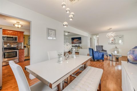 Villa ou maison à vendre à Miami, Floride: 4 chambres, 168.15 m2 № 2036133 - photo 16