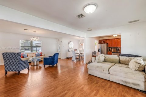 Villa ou maison à vendre à Miami, Floride: 4 chambres, 168.15 m2 № 2036133 - photo 17