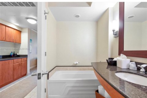 Condo in Sunny Isles Beach, Florida, 2 bedrooms  № 1865126 - photo 13
