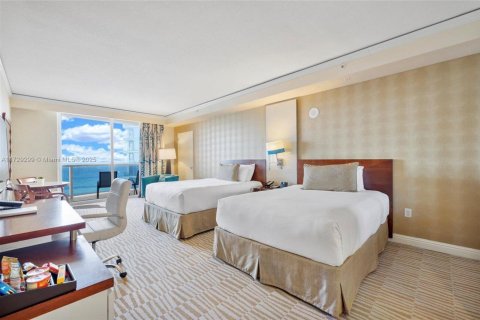 Condo in Sunny Isles Beach, Florida, 2 bedrooms  № 1865126 - photo 16