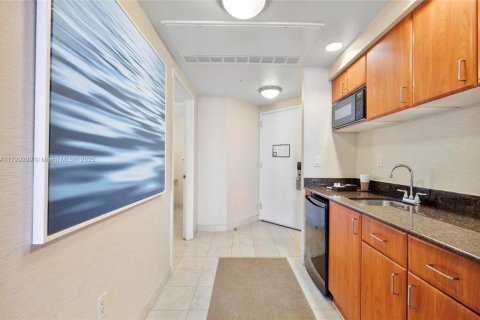Condo in Sunny Isles Beach, Florida, 2 bedrooms  № 1865126 - photo 9