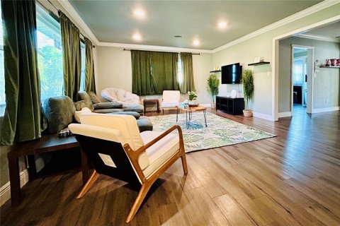House in Altamonte Springs, Florida 4 bedrooms, 192.68 sq.m. № 2393642 - photo 4