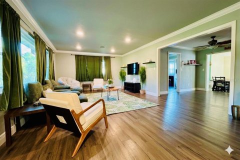 House in Altamonte Springs, Florida 4 bedrooms, 192.68 sq.m. № 2393642 - photo 11