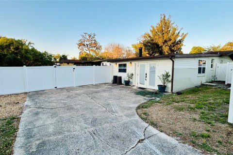 House in Altamonte Springs, Florida 4 bedrooms, 192.68 sq.m. № 2393642 - photo 3