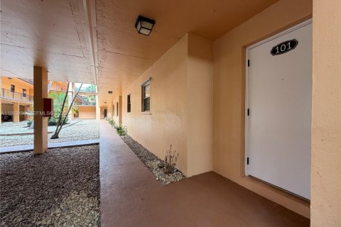 Condominio en venta en Plantation, Florida, 2 dormitorios, 104.98 m2 № 2055746 - foto 2