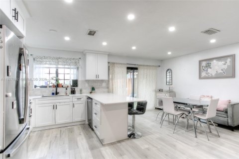 Townhouse in Miami, Florida 3 bedrooms, 126.35 sq.m. № 1987809 - photo 3