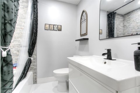 Townhouse in Miami, Florida 3 bedrooms, 126.35 sq.m. № 1987809 - photo 11