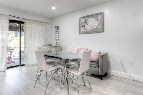 Townhouse in Miami, Florida 3 bedrooms, 126.35 sq.m. № 1987809 - photo 4
