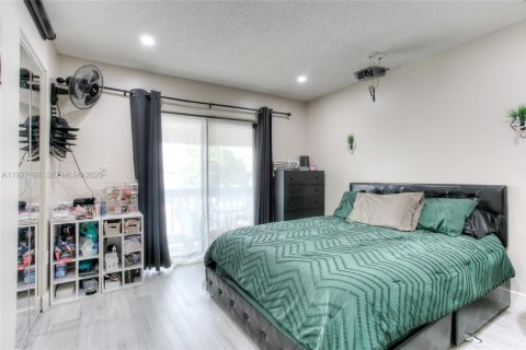 Townhouse in Miami, Florida 3 bedrooms, 126.35 sq.m. № 1987809 - photo 12