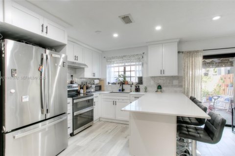 Townhouse in Miami, Florida 3 bedrooms, 126.35 sq.m. № 1987809 - photo 2