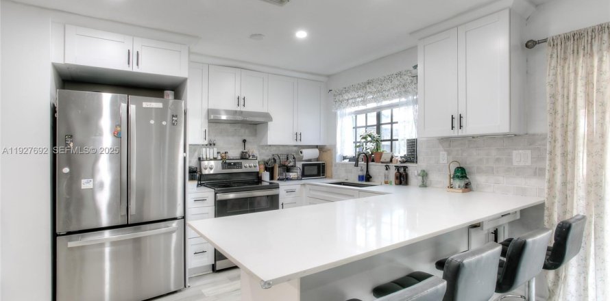 Townhouse in Miami, Florida 3 bedrooms, 126.35 sq.m. № 1987809