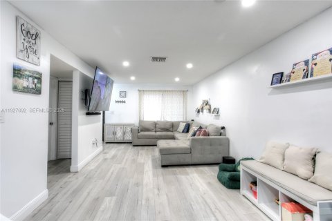 Townhouse in Miami, Florida 3 bedrooms, 126.35 sq.m. № 1987809 - photo 5