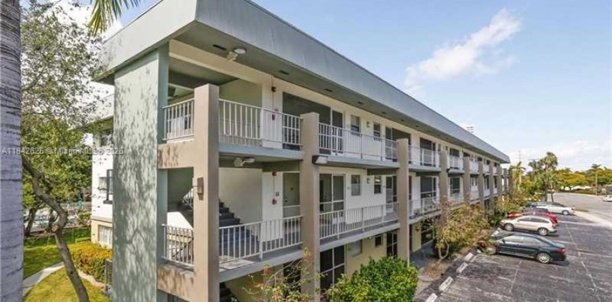 Condo à Hallandale Beach, Floride, 2 chambres  № 1834239