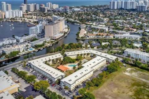 Copropriété à louer à Hallandale Beach, Floride: 2 chambres, 89.65 m2 № 1834239 - photo 13