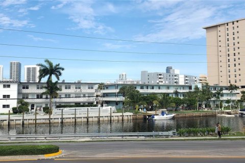 Copropriété à louer à Hallandale Beach, Floride: 2 chambres, 89.65 m2 № 1834239 - photo 2