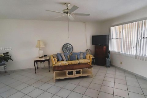 Copropriété à louer à Hallandale Beach, Floride: 2 chambres, 89.65 m2 № 1834239 - photo 5