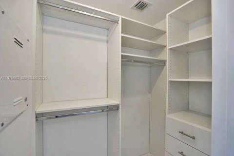 Condo in Miami, Florida, 2 bedrooms  № 2040426 - photo 13